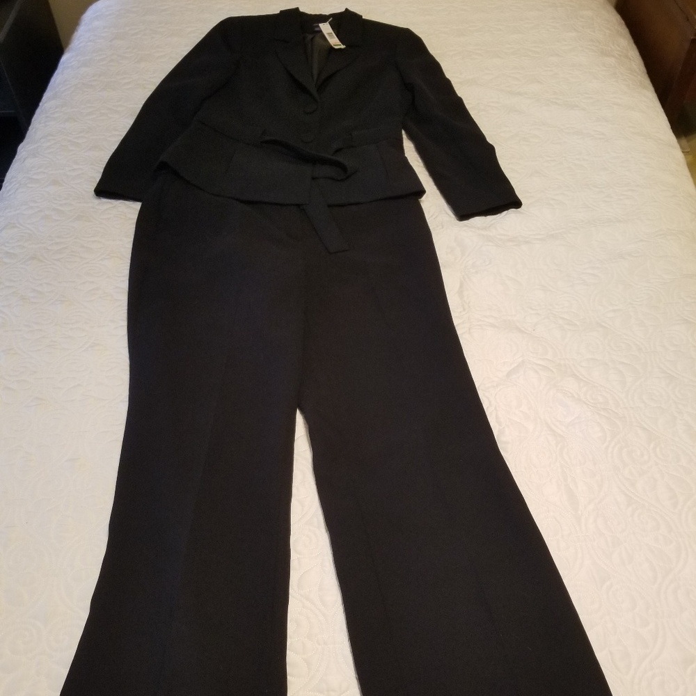 Jones Wear Navy Pant Suit 10/12